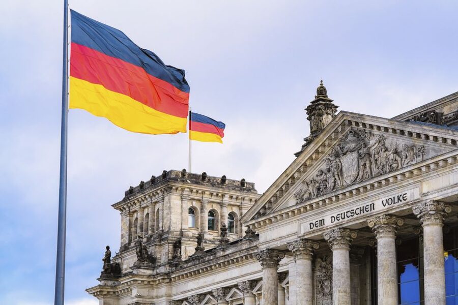 Berlin: Private Reichstag and Glass Dome Tour - Platz der Republik and the Reichstag exterior