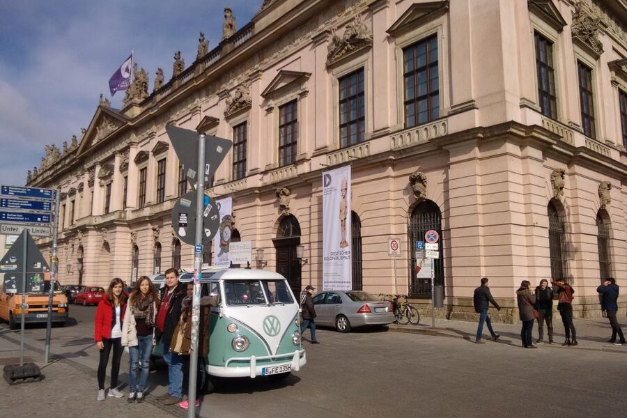 Berlin: Private Sightseeing Tour in Iconic Oldtimer VW Bus - A guide who adapts to your interests