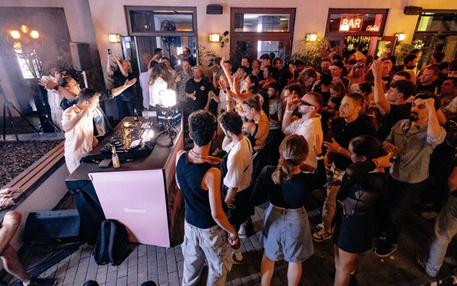 Berlin: Pub Crawl with Shots and VIP Club Entry - Mitte and Friedrichshain, two different sides of the night
