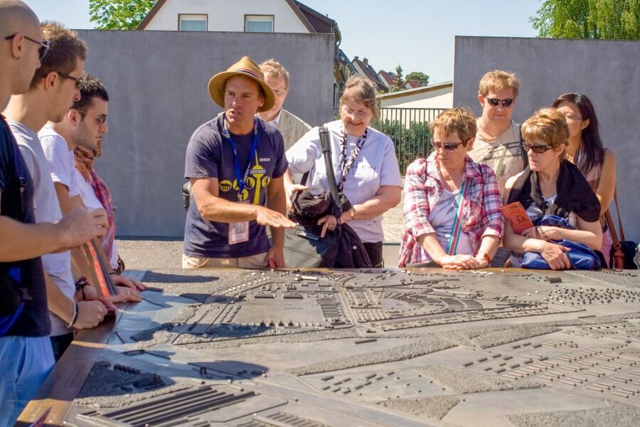 Berlin: Sachsenhausen Concentration Camp Bus Tour in English - Meeting at Friedrichstraße and riding to Oranienburg