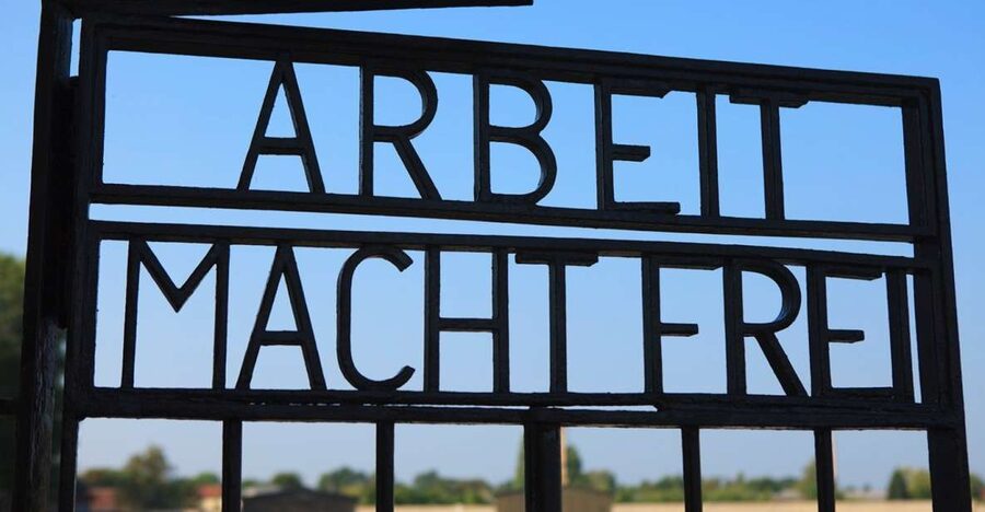 Berlin: Sachsenhausen Memorial 6-Hour Tour in Spanish - Entering through the A Tower