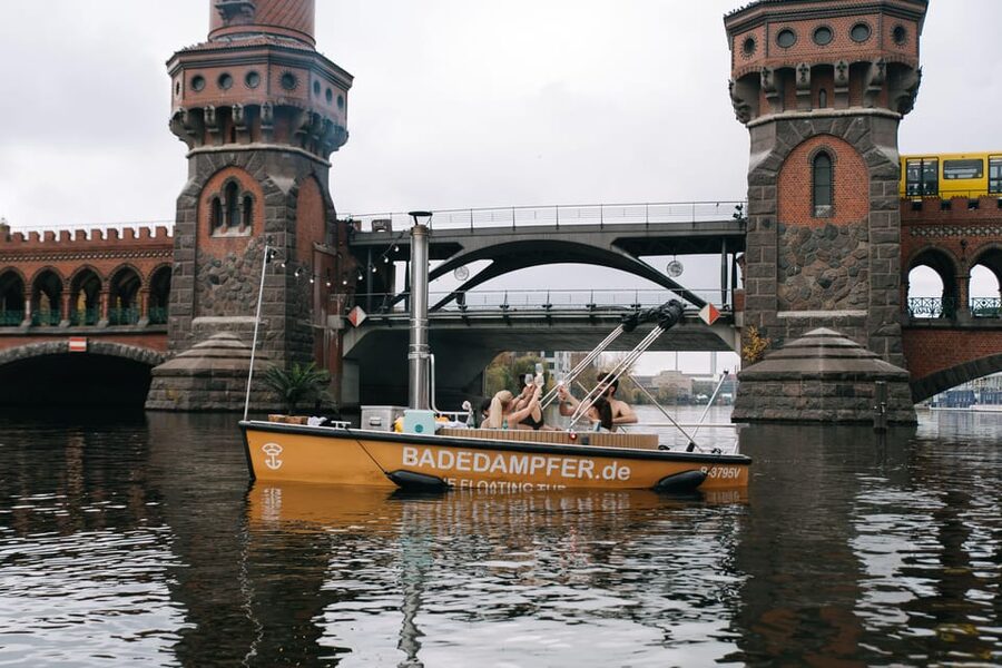Berlin: Self-drive hot tub boat experience - Arriving 30 minutes early at the station