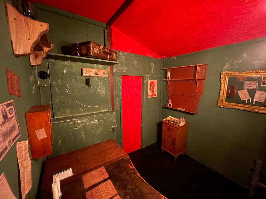 Berlin: “Shadow of the Rubber Duck” Escape Room Experience - Languages and group arrangements