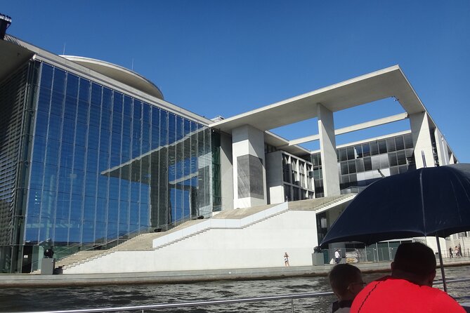 Berlin sightseeing boat tour on the Spree - The Reichstag and the modern government district