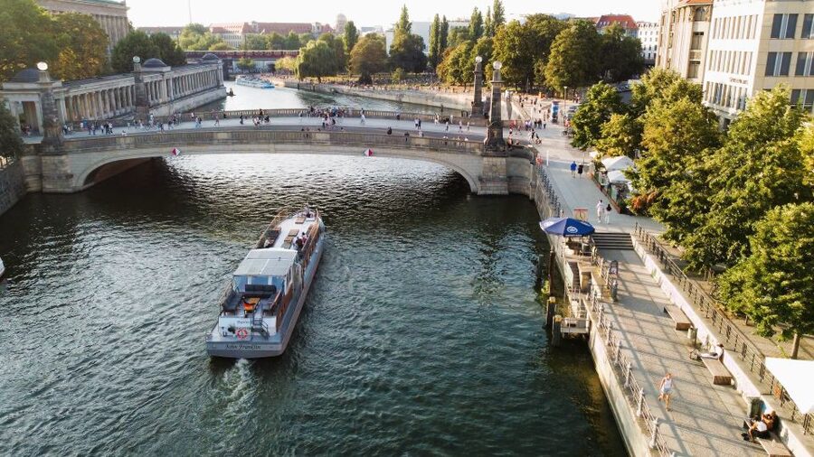 Berlin: Sightseeing Boat Tour on the Spree for Families - Hauptbahnhof, Futurium, and the Modern City