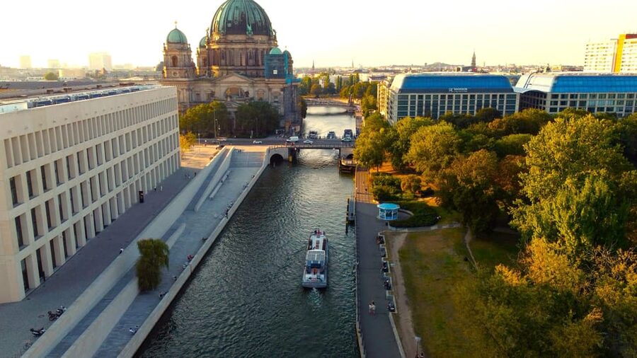Berlin: Sightseeing Boat Tour on the Spree for Families - Families, Couples, and Independent Sightseers