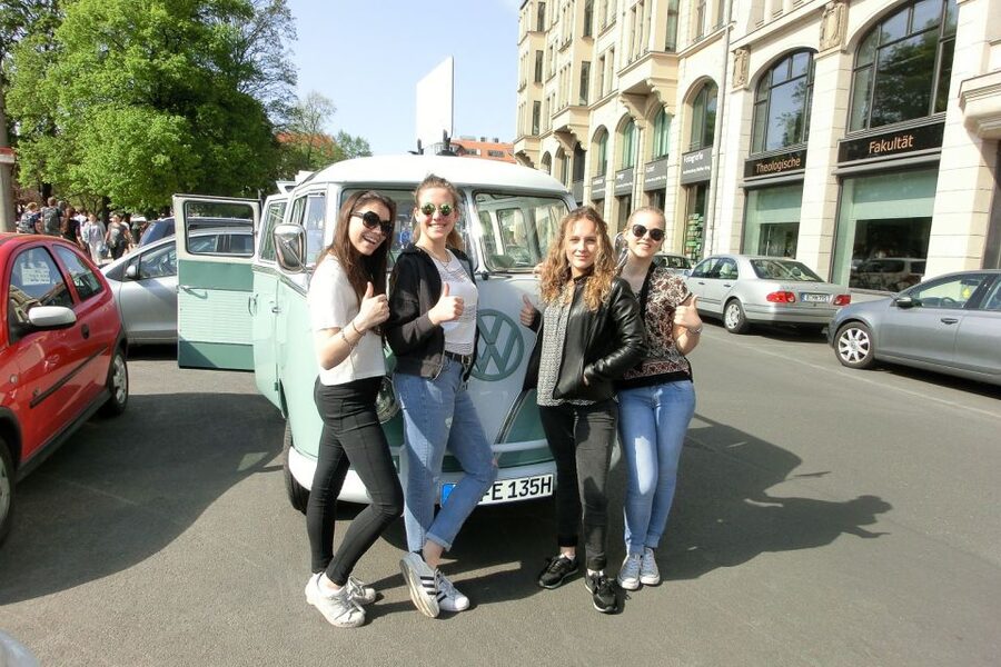 Berlin: Sightseeing Tour in Classic Volkswagen T1 Samba Bus - Comfort, access, and the limits of a vintage vehicle