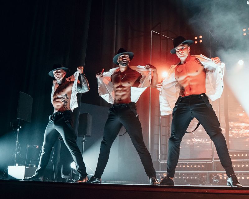 Berlin: SIXX PAXX Theater Show - The opening: music, movement, and instant atmosphere