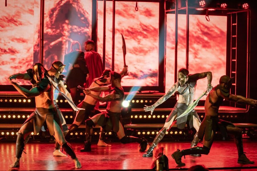 Berlin: SIXX PAXX Theater Show - Acrobatic dance and athletic performance