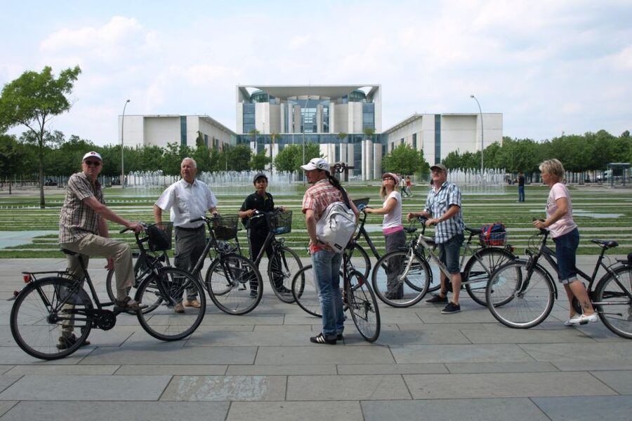 Berlin: Small Group Bike Tour Through City Center - New Synagogue and the Old Post Headquarters