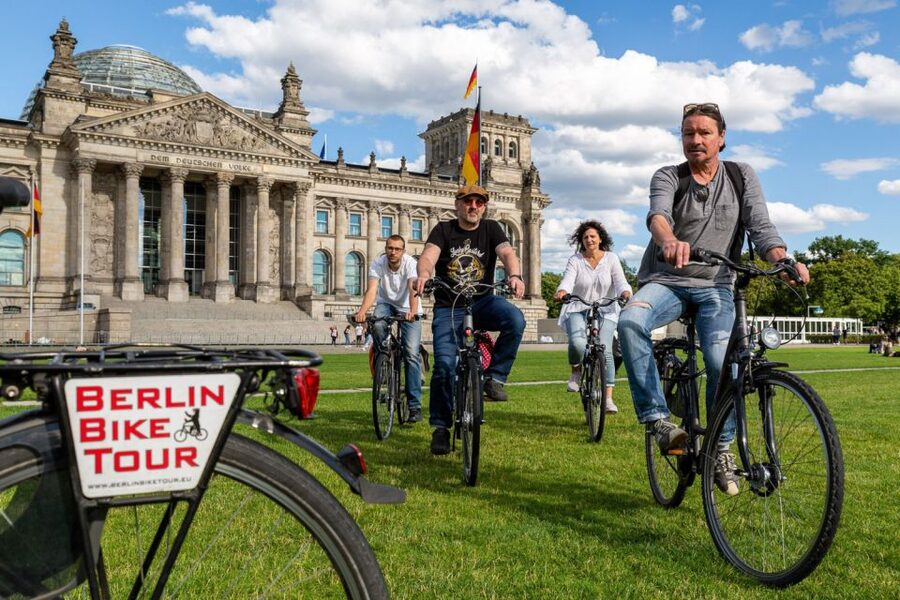 Berlin: Small Group Bike Tour Through City Center - Charité and Hauptbahnhof: old Berlin beside new Berlin
