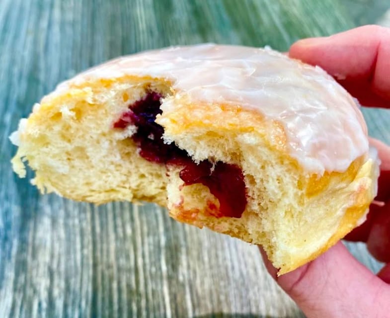 Berlin: Street Food Tour with 10 Tastings - The guide and the value of a private group