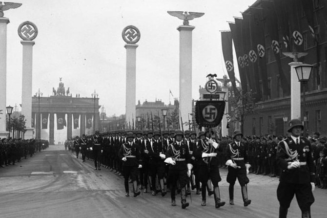 Berlin & The Third Reich Private Guided Tour - Pariser Platz and the first steps toward power