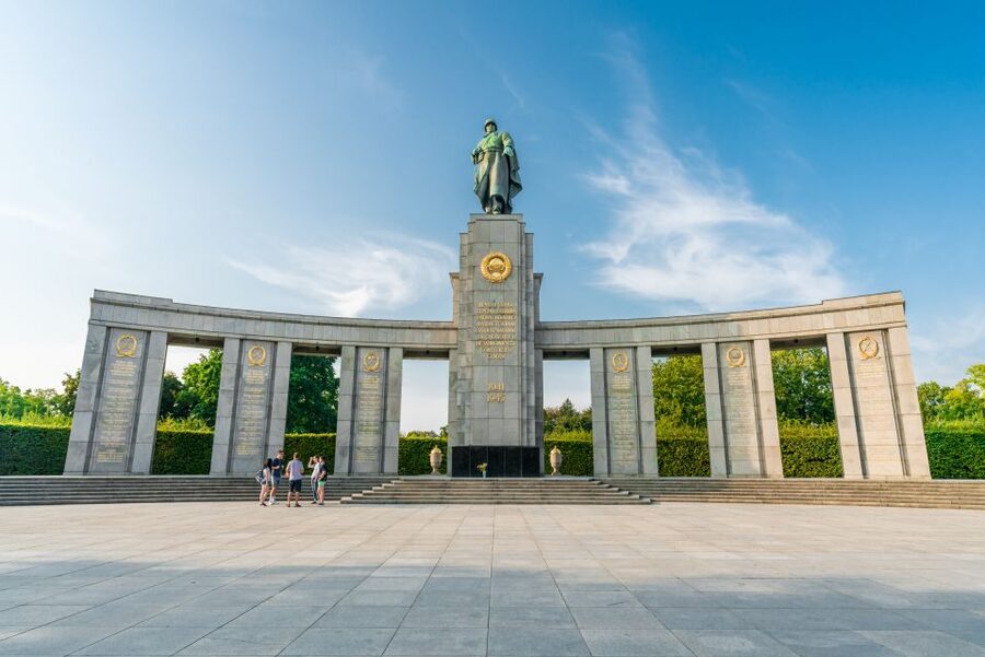 Berlin: Third Reich and Cold War 2 Hour Walking Tour - Checkpoint Charlie and the Cold War showdown
