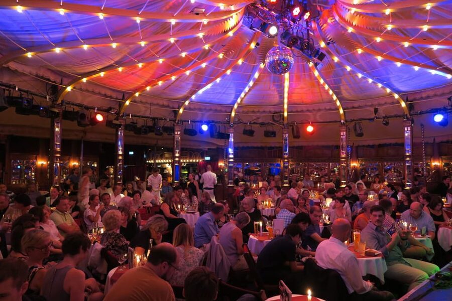 Berlin: Ticket for Bar Jeder Vernunft - Theater & Restaurant - Dinner, drinks, and the €5 credit