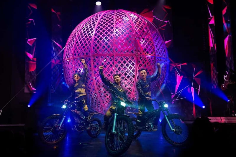 Berlin: “VARIETÉ GAGA” at Wintergarten - Varieté Show - Who will enjoy this most?