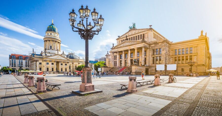 Berlin: Walking Tour of the Top 10 Sightseeing Attractions - Berlin in two hours, what this walk really offers