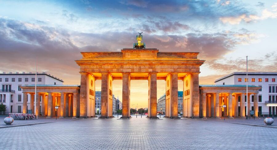 Berlin: Walking Tour of the Top 10 Sightseeing Attractions - The Reichstag and the modern German capital