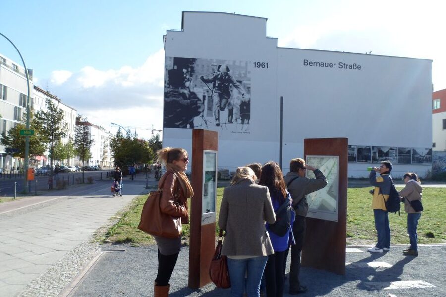 Berlin Wall: Small Group Guided Tour - Ulbrichtkurve and the smaller traces
