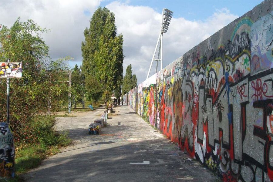 Berlin Wall: Small Group Guided Tour - Crossing Schwedter Steg near Mauerpark