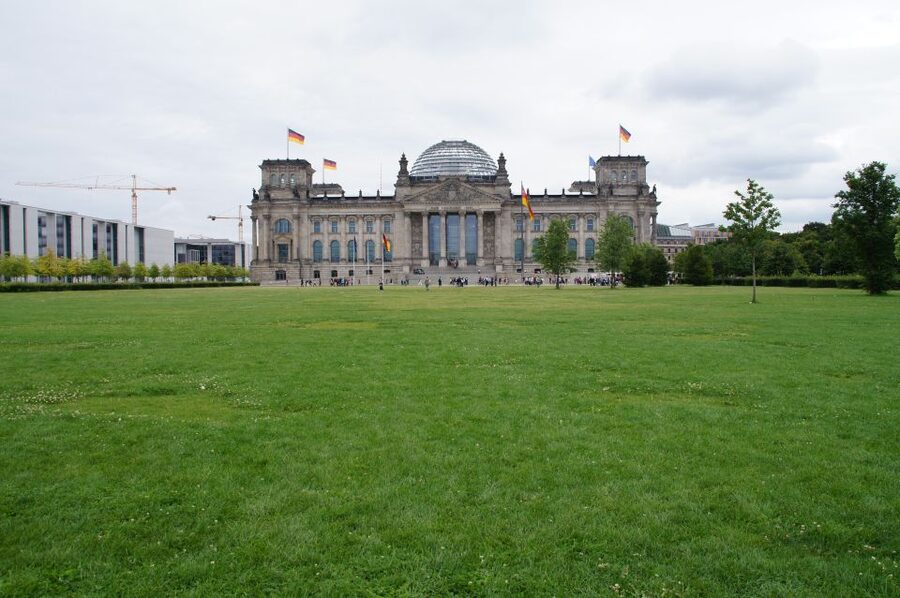 Berlín y el Nacionalsocialismo. Group Tour in Spanish - Finishing at the former Führer Chancellery and bunker site