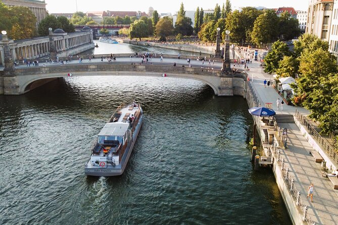 City lounge trip with the lounge ship through Berlin - Boarding at Alt-Moabit 91