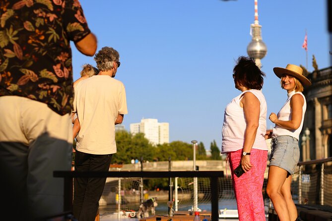 City lounge trip with the lounge ship through Berlin - The government quarter from the Spree
