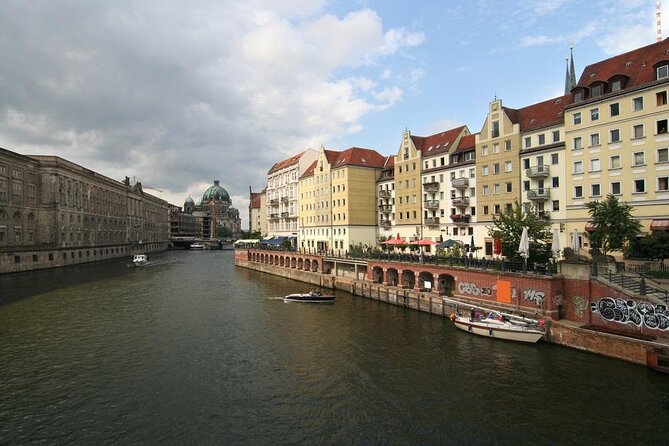 Evening aperitif tour aboard the motor yacht Fitzgerald - A quiet view of Berlin from the Fitzgerald