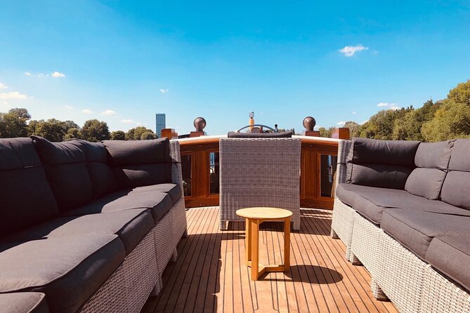 Evening aperitif tour aboard the motor yacht Fitzgerald - What the crew can and cannot provide