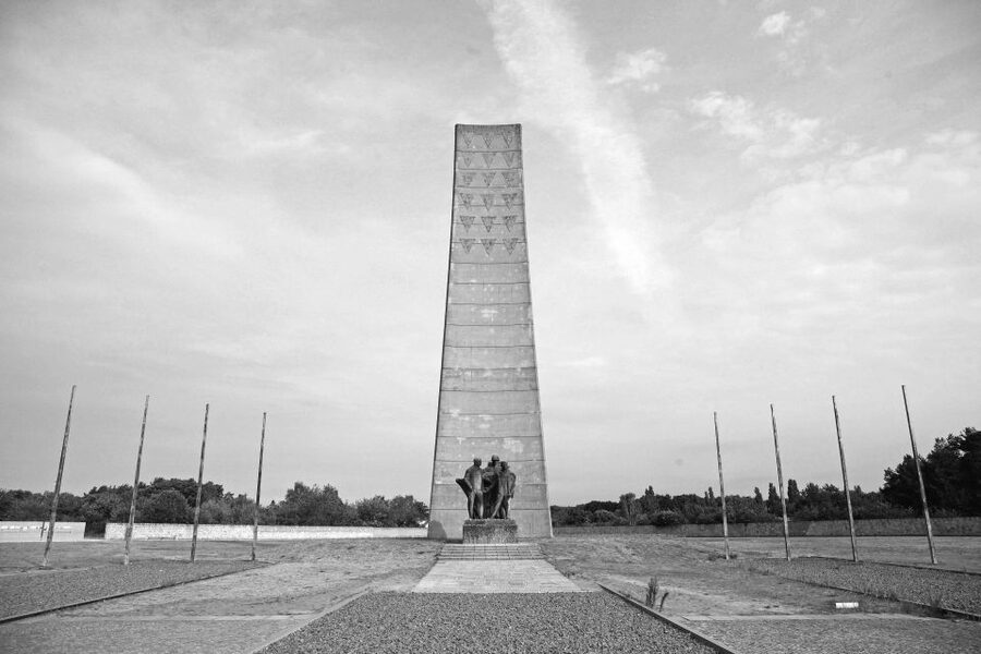 From Berlin: Licensed Sachsenhausen Tour with max. 15 people - The walk from Oranienburg to the memorial