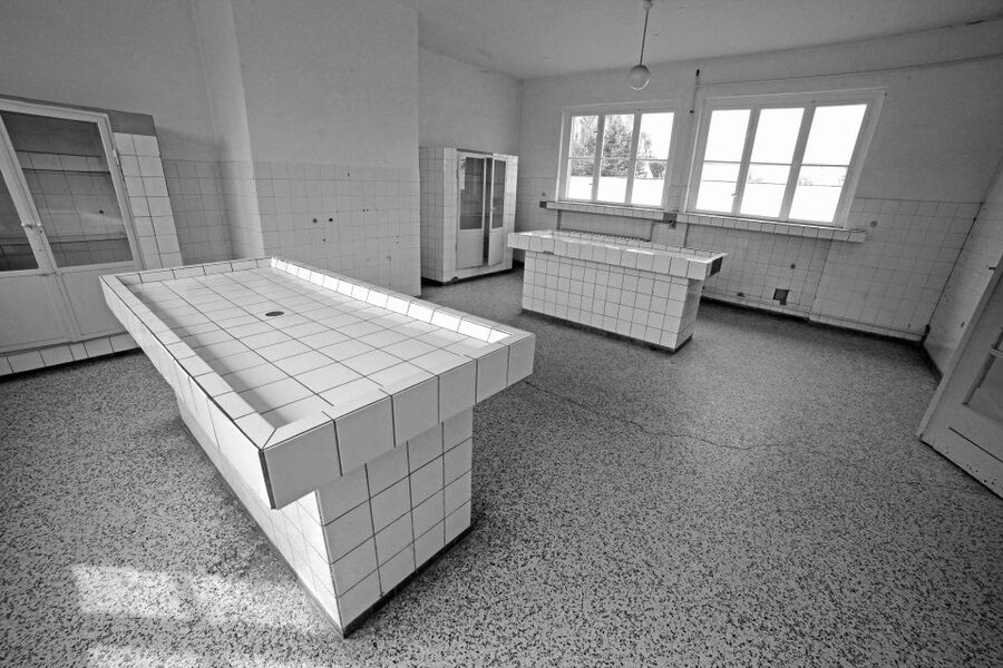 From Berlin: Licensed Sachsenhausen Tour with max. 15 people - Prison life, forced labor, and the shoe-testing track