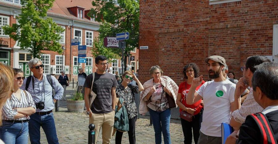 From Berlin: Potsdam Half-Day Tour in Spanish - Meeting at Alexanderplatz and starting the journey
