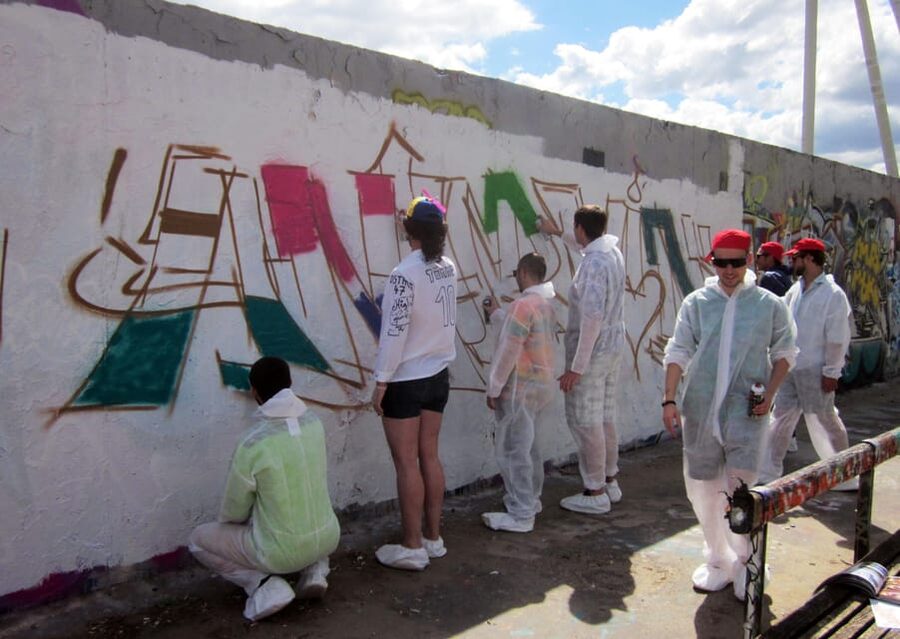 Graffitiworkshop Berlin - Painting the shared piece at Mauerpark