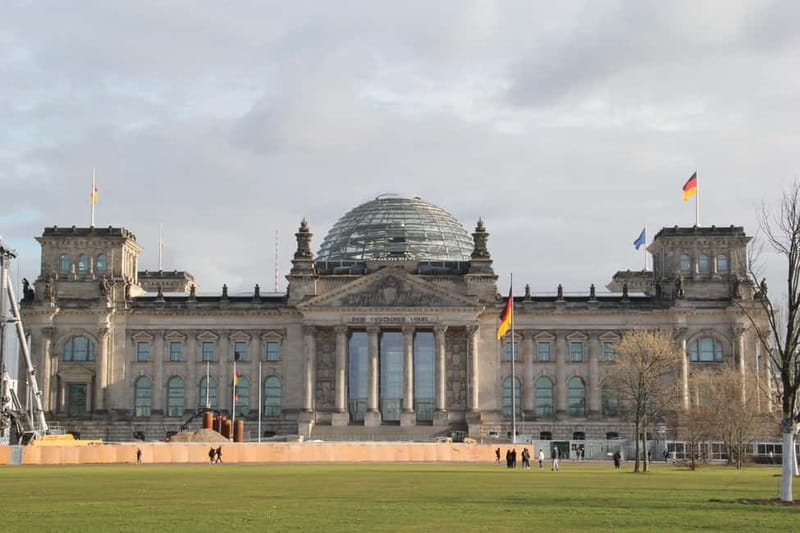 Guided Insider Tour Government and Parliament District - The Federal Chancellery and the architecture of power