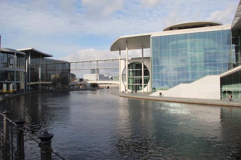 Guided Insider Tour Government and Parliament District - Gustav-Heinemann Bridge: meeting at the Spree