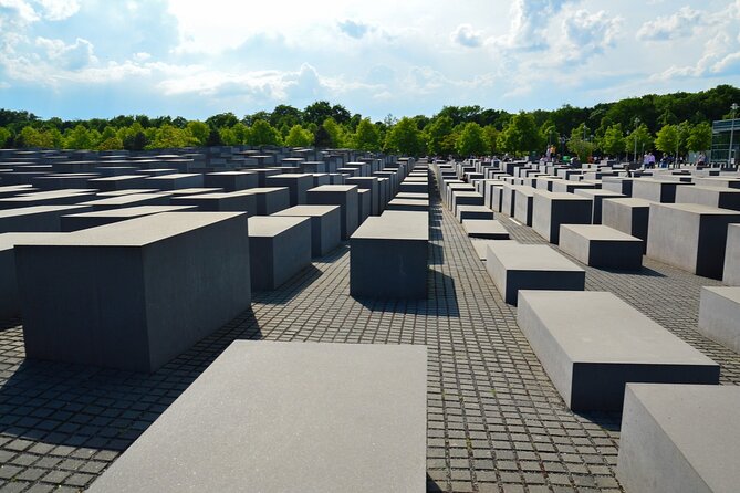 Love and War in Berlin: Self-Guided Story Puzzle Walk - Rathaus and Neptune Fountain