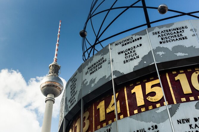Love and War in Berlin: Self-Guided Story Puzzle Walk - Lustgarten and Neue Wache