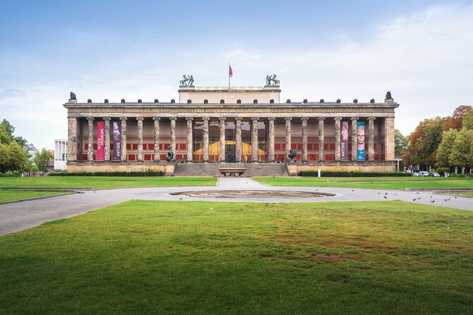 Love and War in Berlin: Self-Guided Story Puzzle Walk - Bebelplatz and the Nazi book burnings