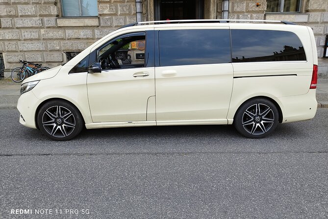 Minivan Driver and Guide (DIN15565) Tailor Made Berlin Highlights - Brandenburg Gate and the government district