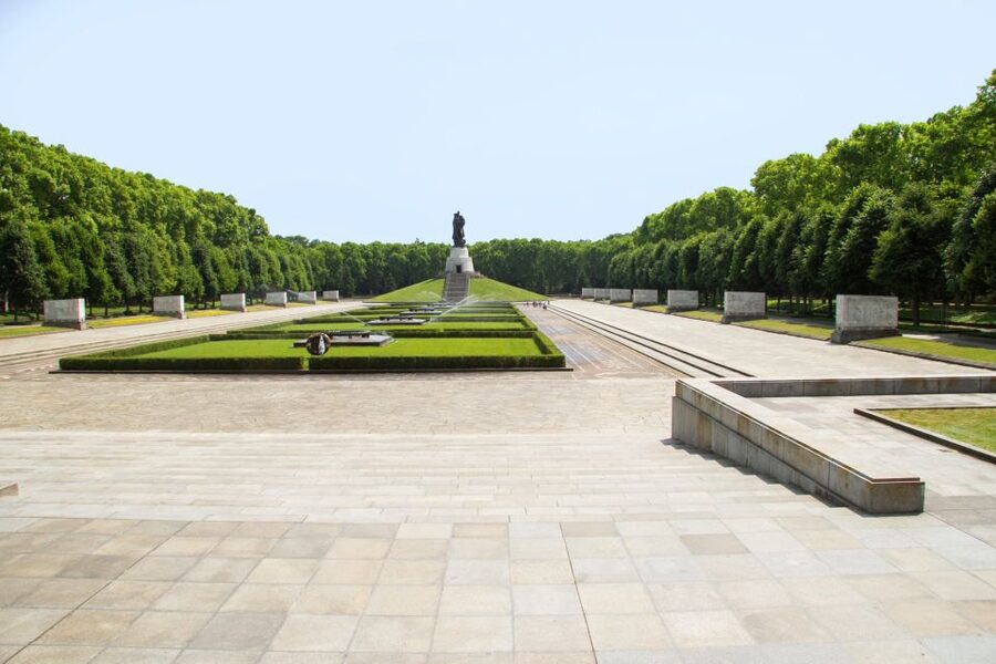 Private Highlights of Berlin Bike Tour - The private format and guide-led storytelling