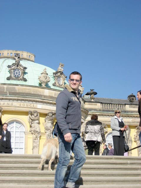 Private Sightseeingtour im Taxi nach Potsdam und Sanssouci - Walking into Sanssouci Park by the old windmill