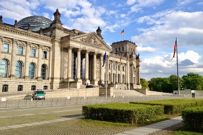 Private Taxi Tour City East & West History and Architecture 3-4h - Humboldt Forum, Alexanderplatz, and Nikolaiviertel