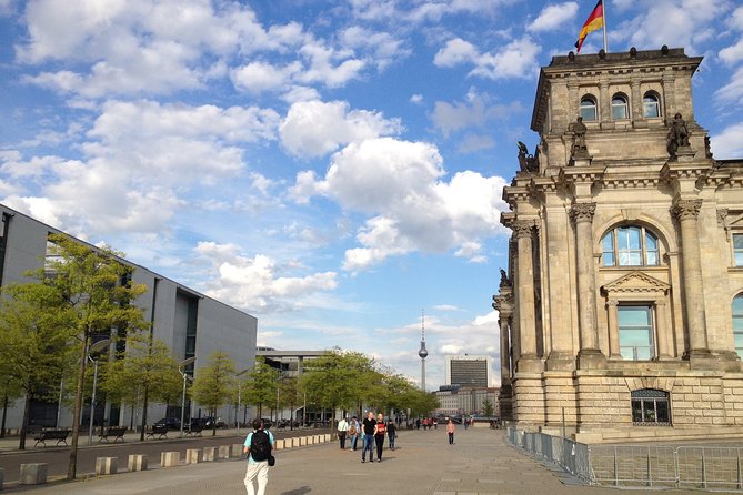 Private Taxi Tour of Berlin East and West and Neighbourhood approx. 4-6h - Tiergarten, the Victory Column, and West Berlin