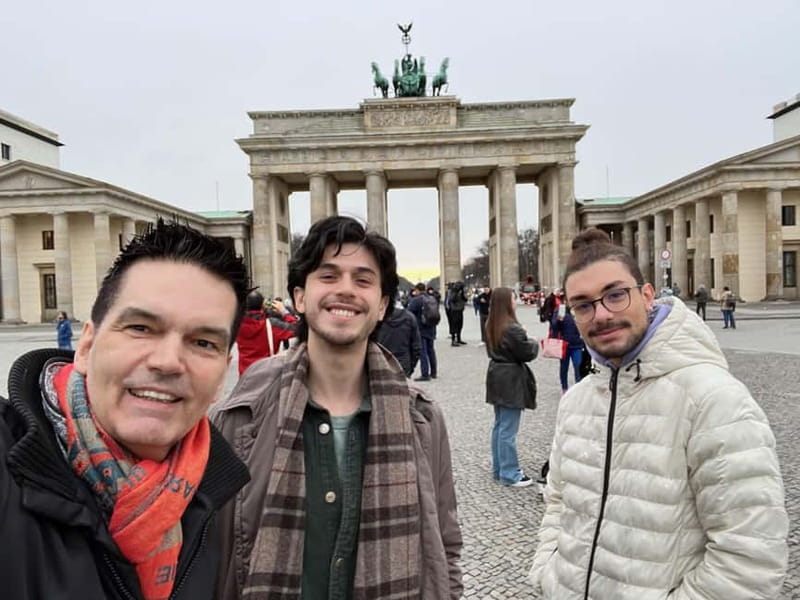 Private Taxi Tour through Berlin East and West and Kiez 4-6h - West Berlin begins with shopping streets and postwar scars