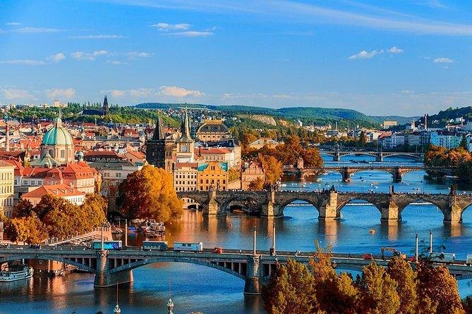 Private Transfer from Berlin to Prague with 2h of Sightseeing - What the private vehicle adds