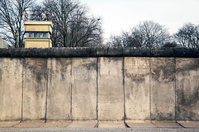 Private Walking Tour: Behind the Iron Curtain and Berlin Wall - The guides and the value of expert explanation