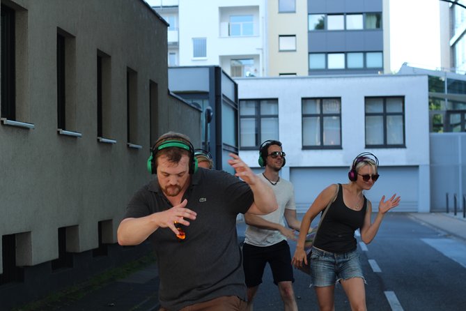 Silent disco through downtown Berlin with flash mobs - Music, singing, and the social side