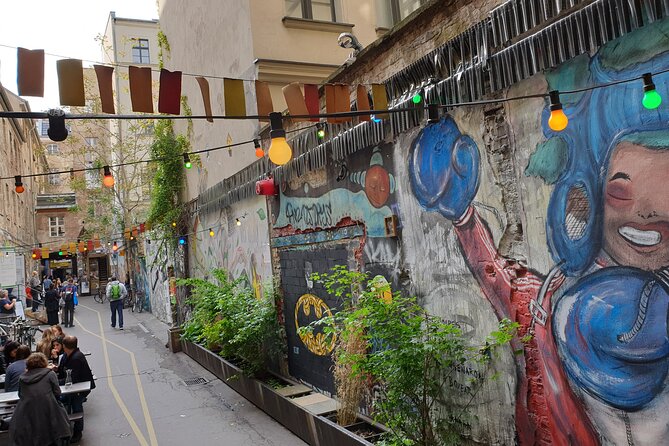 Street Art and Alternative Tour of Berlin in French - Why Berlin street art works best with a guide