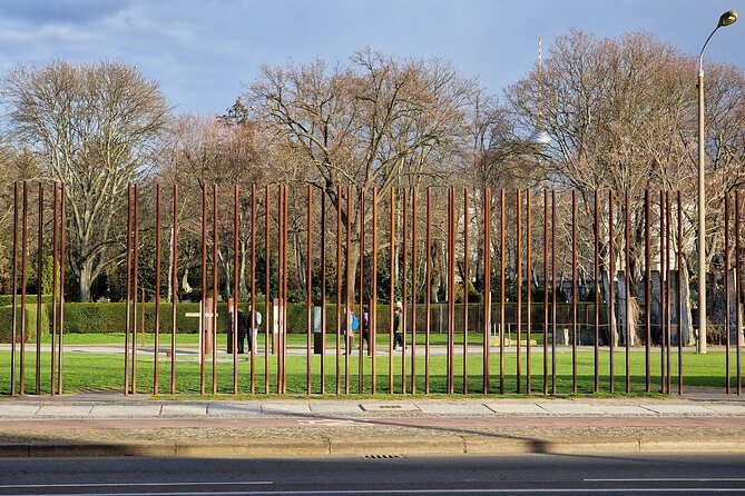 Walking on the Wall: 3-Hour Tour in Berlin - Behzad’s guiding style and the value of a small group