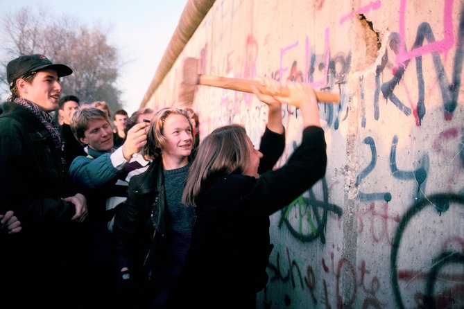 Wall Tour Berlin - Fates, Heroes & Love Stories - Windows facing freedom on Bernauer Strasse